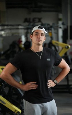 Инструктор тренажерного зала Дегтерев Кирилл