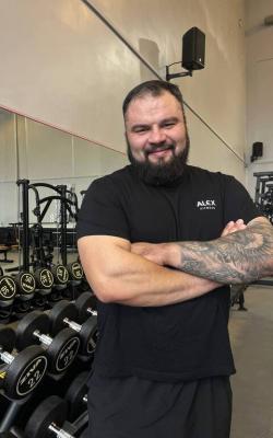 Инструктор тренажерного зала Осокин  Илья