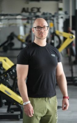 Инструктор тренажерного зала Артамонов Артем