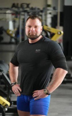 Инструктор тренажерного зала Гончаров Николай